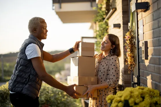 service de livraison a la reunion avec chauffeur remettant colis a une femme