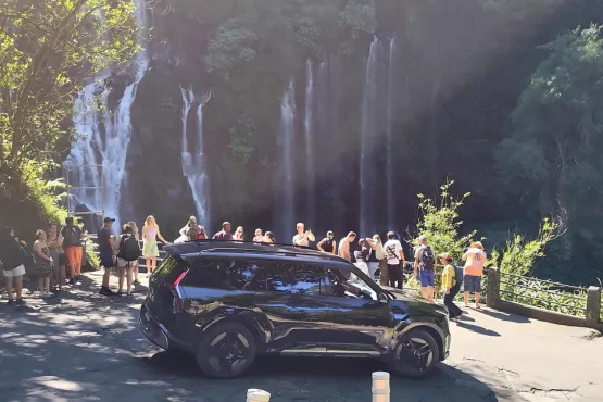 voiture pour circuit touristique a la reunion devant cascade